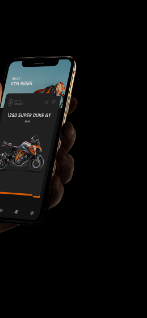 Una mano tiene uno smartphone che mostra l'interfaccia dell'app KTMconnect con una moto 1290 Super Duke GT