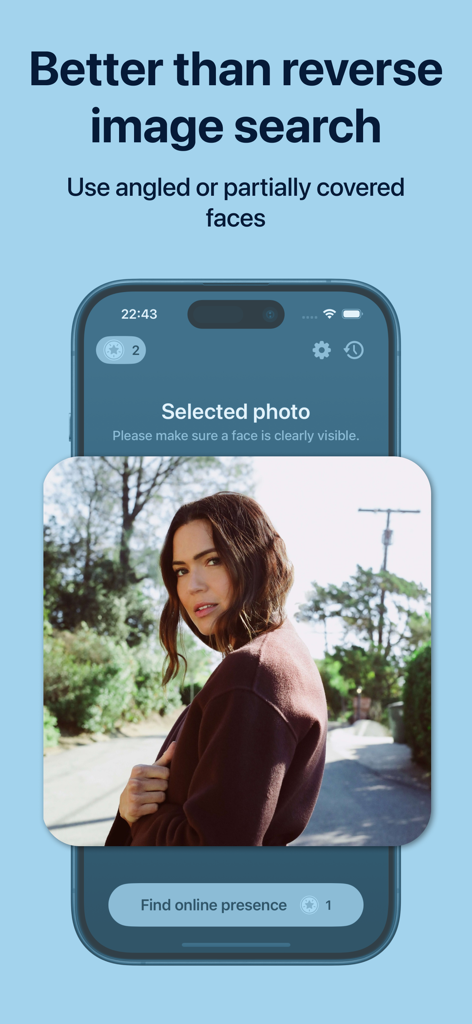 顔認識アプリのインターフェース。斜めからの写真を使用して人物のオンラインでの存在を検索することを示しています。