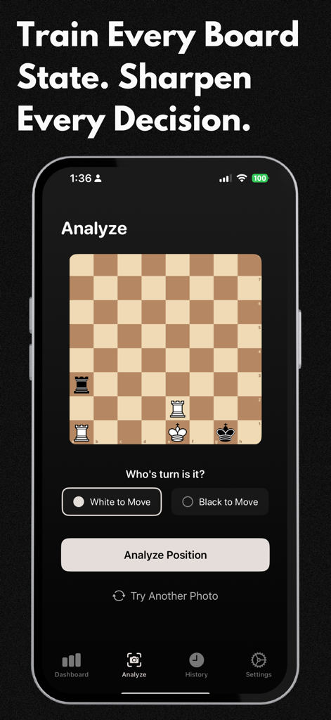 Chess Analysis: Chess AI - Una interfaz móvil para la aplicación Chess AI que muestra un tablero de ajedrez con la opción de analizar una posición de juego específica.