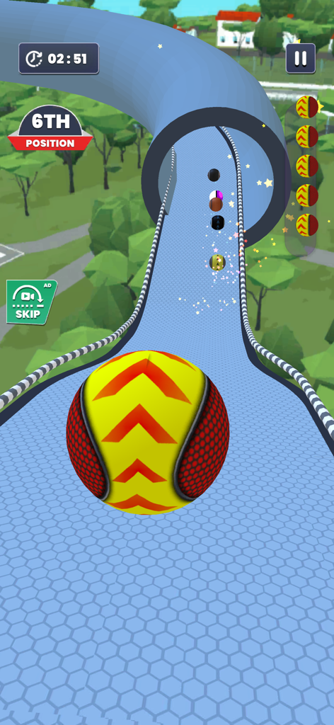 Rolling Sky: Balls Racing Game - Rolling Sky 레이싱 게임에서 파란색 트랙 위를 굴러가는 노란색 공