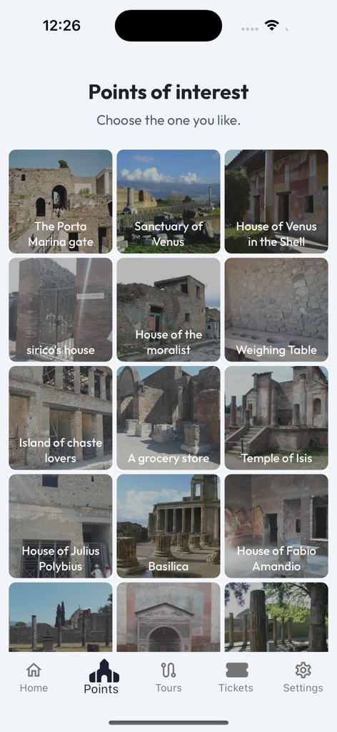 Una cuadrícula de puntos de interés en Pompeya que incluye el Templo de Isis y la Basílica en la pantalla de la aplicación