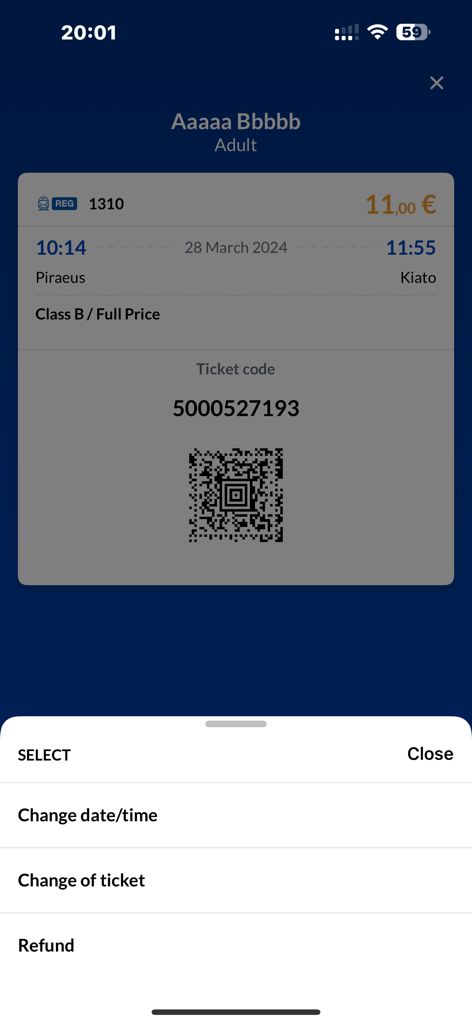 Una pantalla de billete de tren digital en la aplicación Hellenic Train con un código QR, detalles del viaje de El Pireo a Kiato y opciones para cambiar o reembolsar el billete.