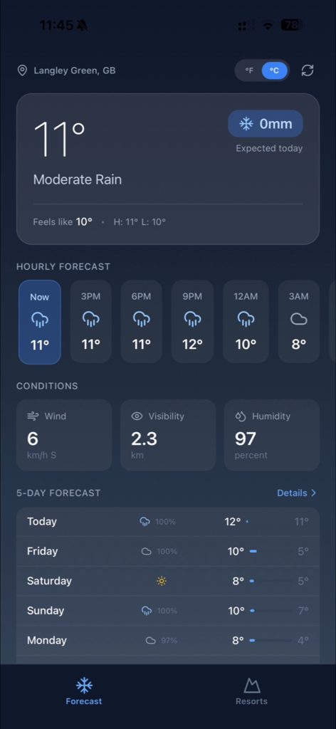 Un'interfaccia di previsioni meteo mobile per Snowcast UK che mostra la temperatura e le condizioni meteorologiche settimanali per Langley Green.