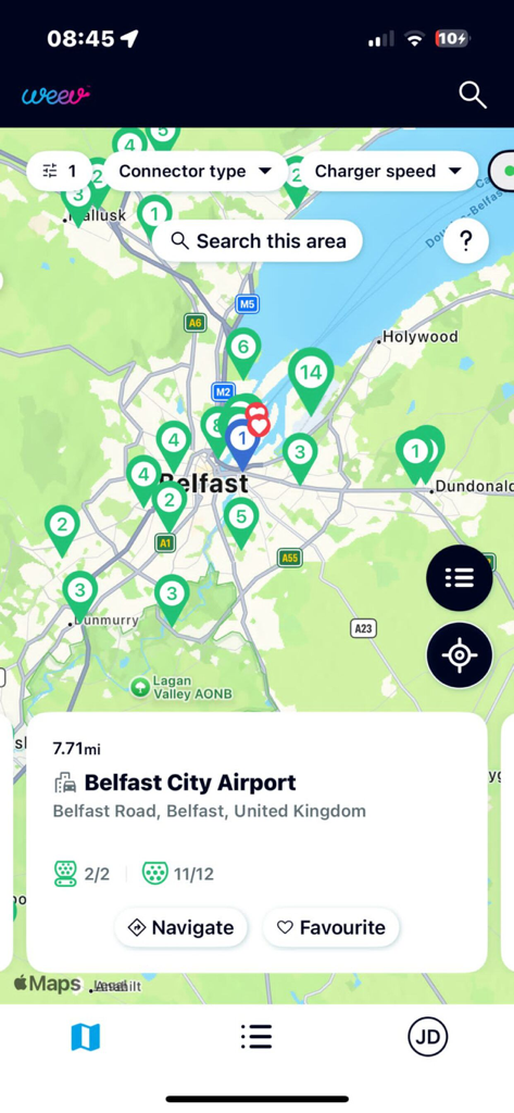 My Weev - Interfaz de la aplicación My Weev que muestra un mapa de estaciones de carga de vehículos eléctricos en Belfast con detalles de ubicación