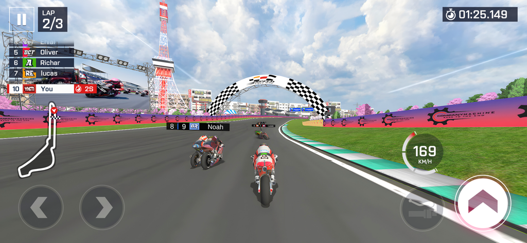 Vue à la troisième personne d'une course de motos super sportives sur une piste 3D avec des classements.