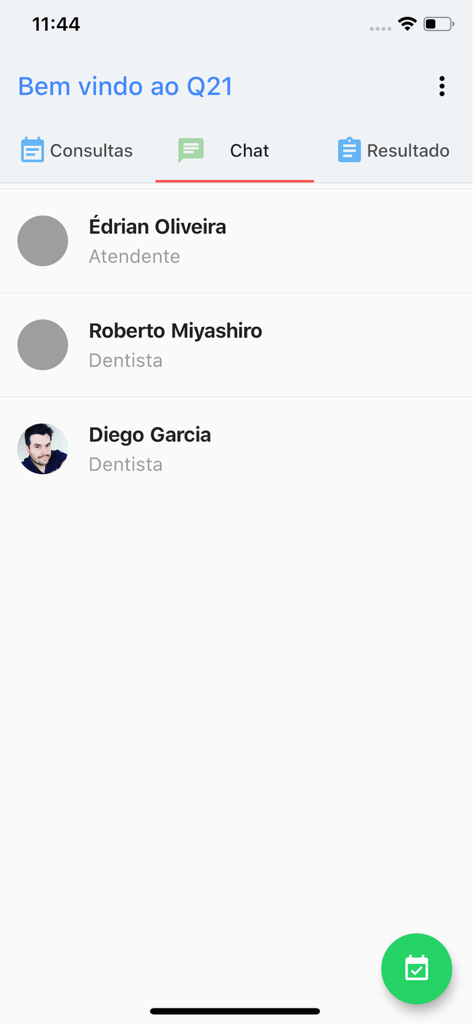 Q21 - Captura de pantalla de la aplicación Q21 que muestra la pantalla de chat con una lista de personal dental y dentistas para soporte directo al paciente