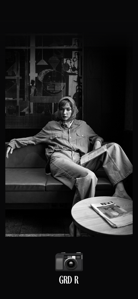 Una mujer con ropa vintage en una foto en blanco y negro usando el filtro de cámara GRD R