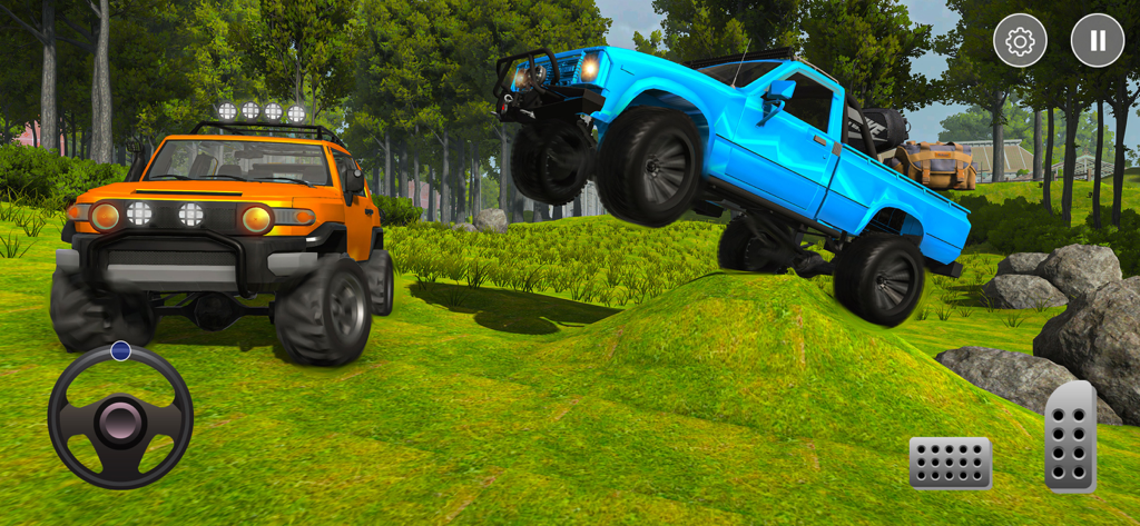 Offroad Pickup Truck Driving - Una camioneta azul saltando sobre una colina verde junto a un SUV naranja en un entorno boscoso
