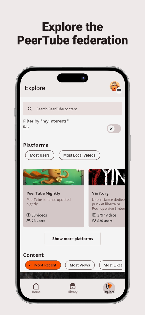PeerTube - Pantalla de exploración de la aplicación móvil PeerTube mostrando varias instancias de vídeo en la federación descentralizada