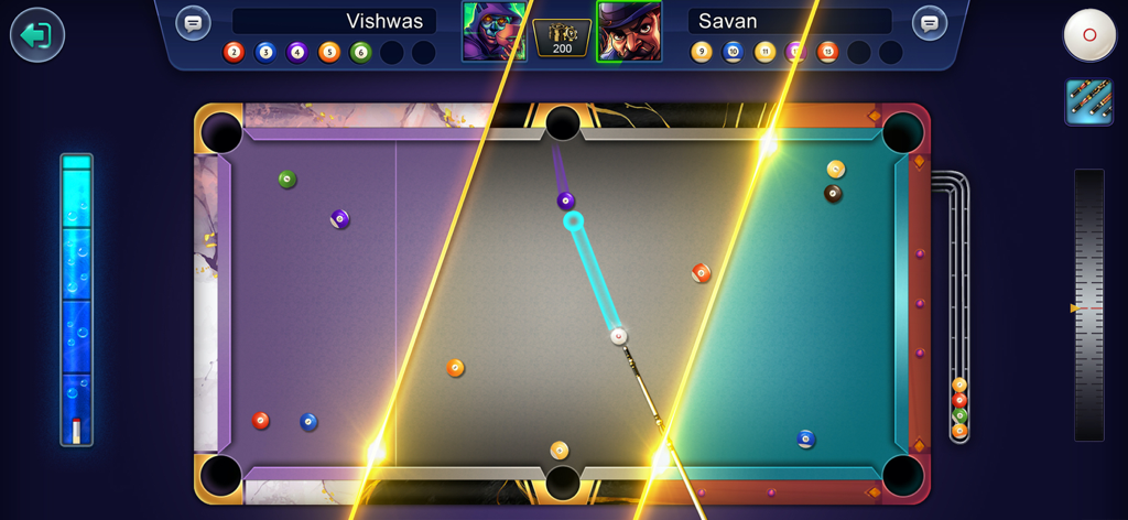 8 Ball Pool Online - Jugabilidad de una partida 1 contra 1 de 8 Ball Pool Online que muestra una mesa y una trayectoria de puntería de taco personalizadas.