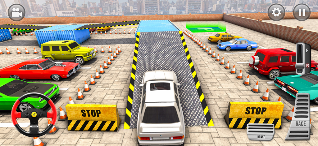Car Parking Drive: Car Games - Coche blanco subiendo una rampa en un juego de simulación de aparcamiento con obstáculos y controles en pantalla