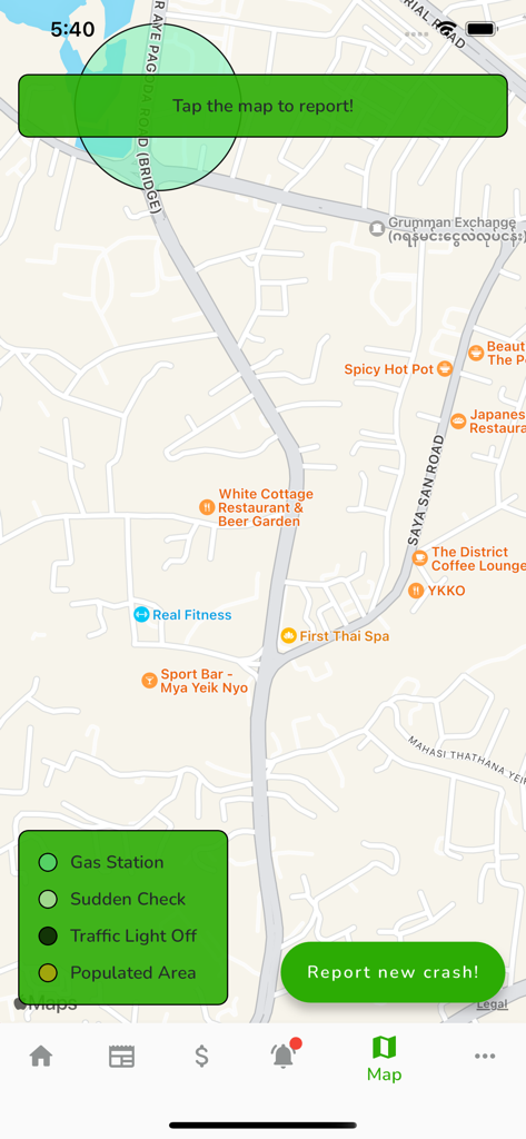 Vue de la carte dans l'application Car History Checker pour signaler les accidents de voiture et trouver des stations-service.
