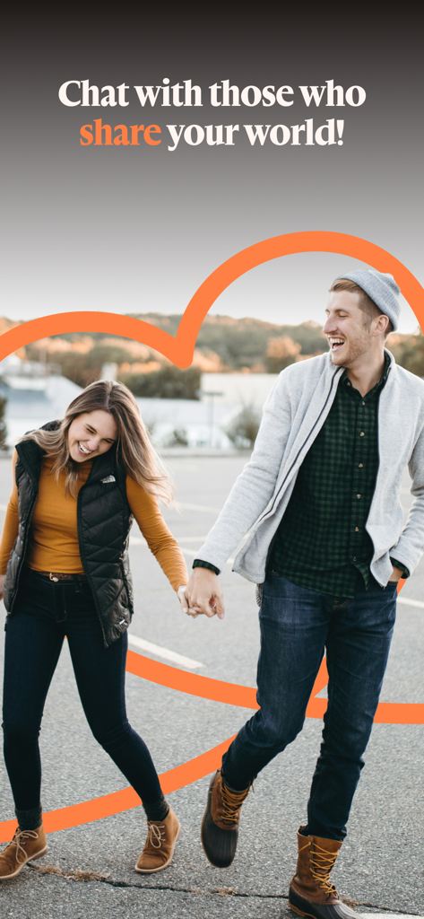 Jaumo Dating App: Flirt & Chat - Un hombre y una mujer jóvenes riendo y tomados de la mano al aire libre con texto que enfatiza intereses y conexiones compartidas.