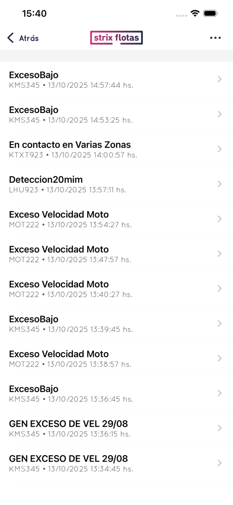 Una lista de notificaciones de vehículos en tiempo real y alertas de velocidad en la interfaz de la aplicación Strix Flotas