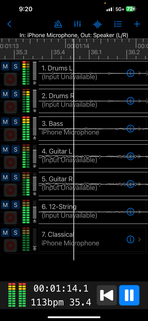 Interface do aplicativo Multi-Tracker mostrando uma sessão de gravação multitrack com faixas de bateria, baixo e guitarra em uma tela de iPhone.