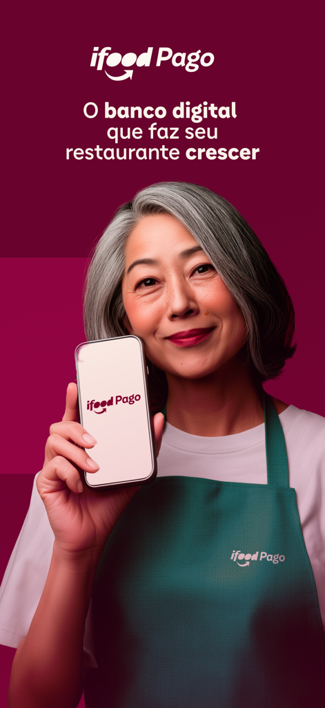 Um dono de restaurante segurando um smartphone exibindo o aplicativo de banco digital iFood Pago