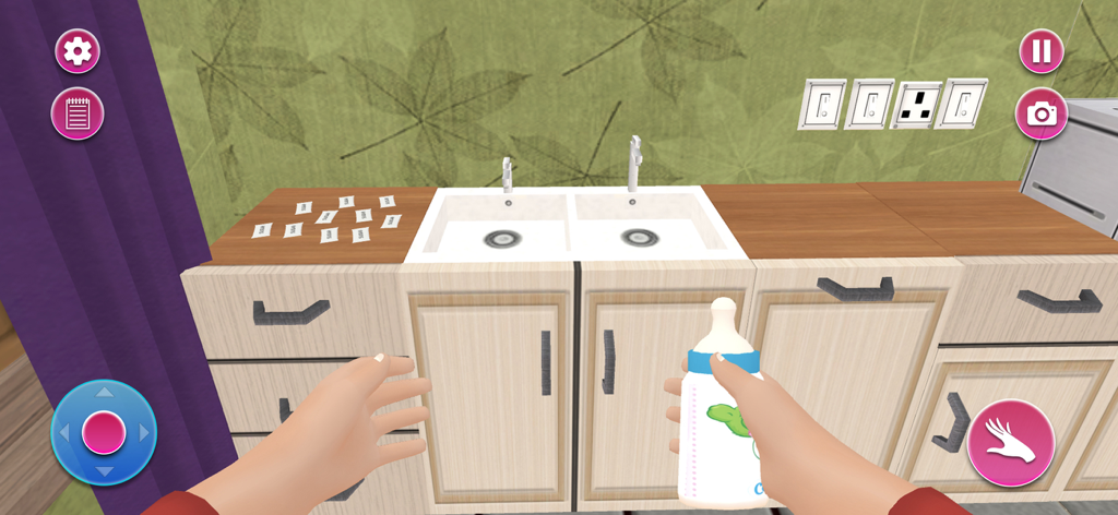 Visão em primeira pessoa de um jogador segurando uma mamadeira em um jogo de simulação de cozinha