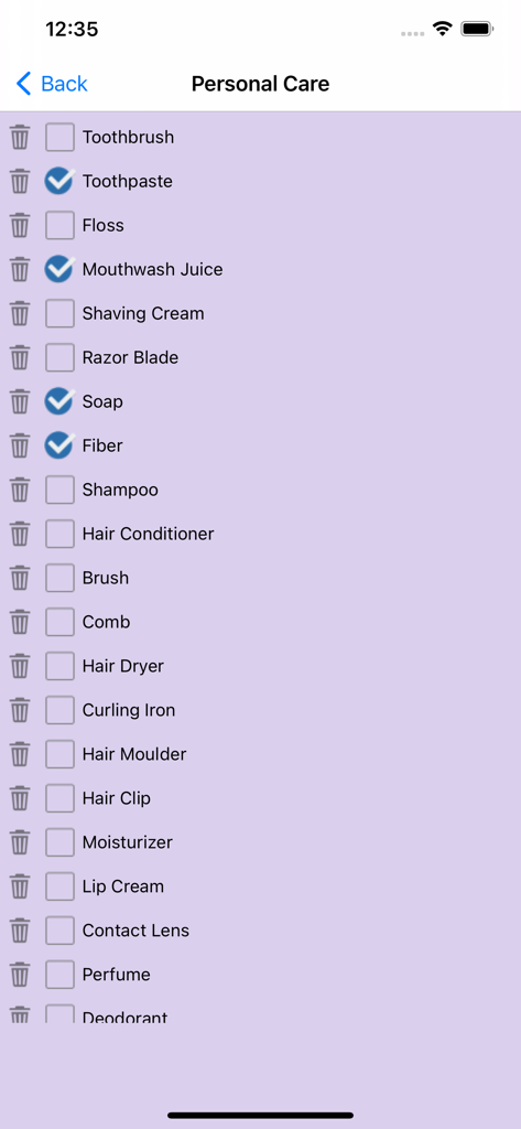 Una pantalla de aplicación móvil que muestra una lista de equipaje de viaje para artículos de cuidado personal como cepillo de dientes, pasta de dientes y jabón