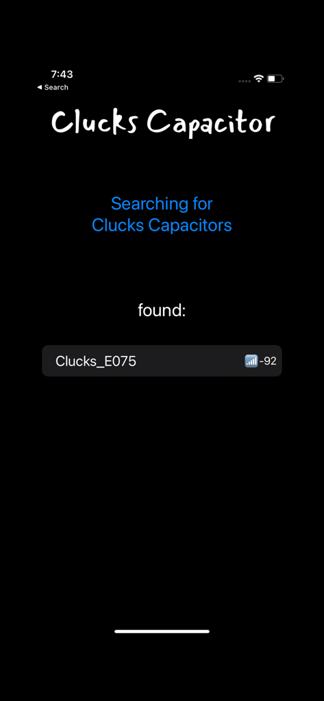 Die Clucks Capacitor App-Oberfläche sucht nach gefundenen Hardware-Controllern für die Geflügelautomatisierung und listet diese auf.