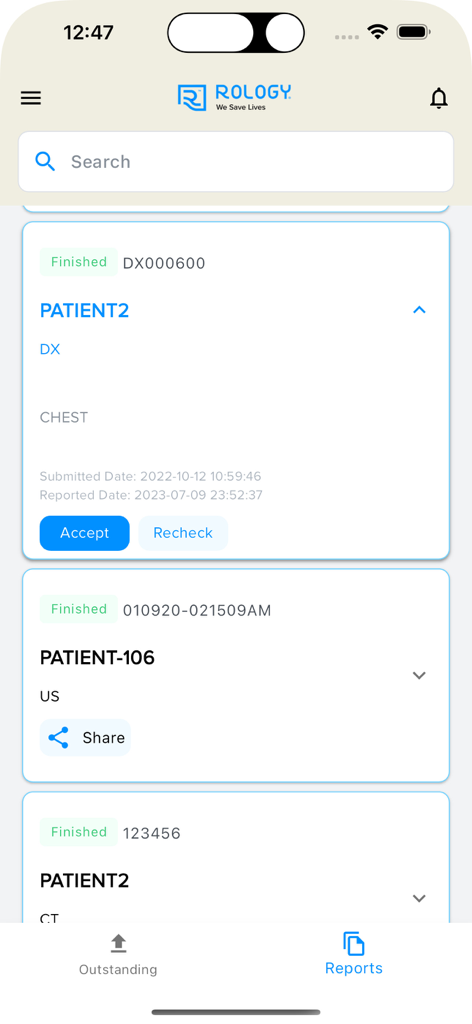 Rology - Interfaz de la aplicación Rology que muestra una lista de informes de radiología finalizados para diferentes pacientes con opciones para aceptar o compartir.
