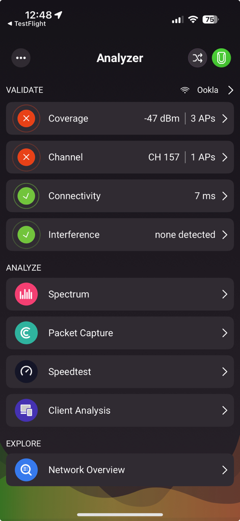 Interfaccia mobile di Ekahau Analyzer che mostra i risultati di convalida Wi-Fi e le opzioni di analisi di rete