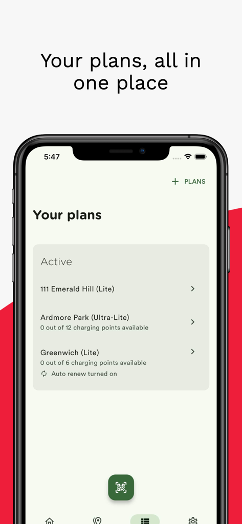 Die mobile App von CHARGE plus zeigt eine Liste aktiver Ladepläne für Elektrofahrzeuge an verschiedenen Standorten an