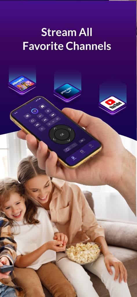 Remote for Roku TV & Channel - Una mano sosteniendo un smartphone con la interfaz de la aplicación de control remoto de Roku mientras una familia mira la televisión y come palomitas de maíz.