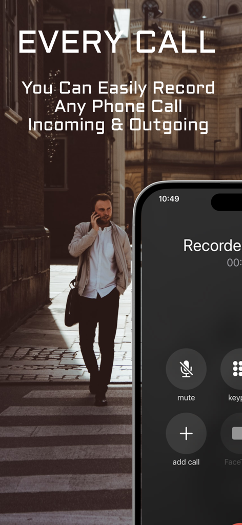 Um homem profissional andando em uma cidade enquanto grava uma chamada telefônica em seu smartphone