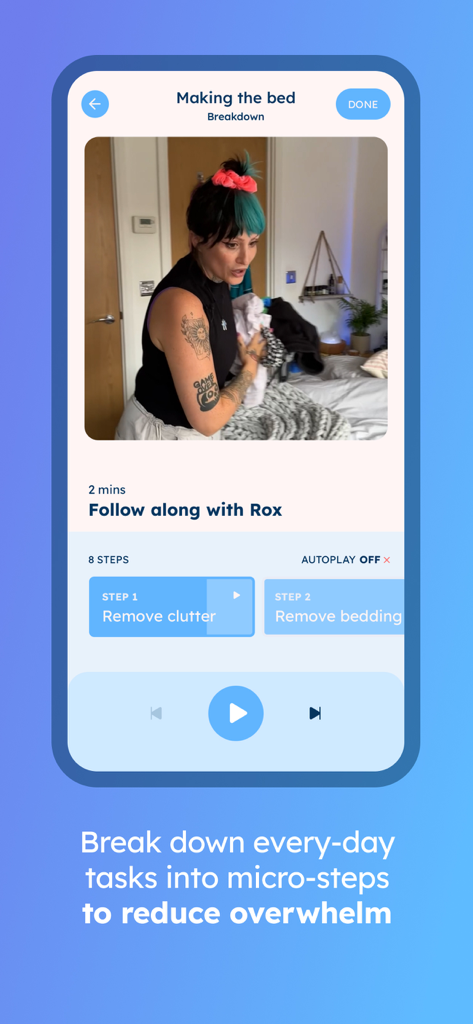 Interfaz de la app dubbii mostrando una tarea del hogar dividida en micro-pasos con un video de 'body doubling'