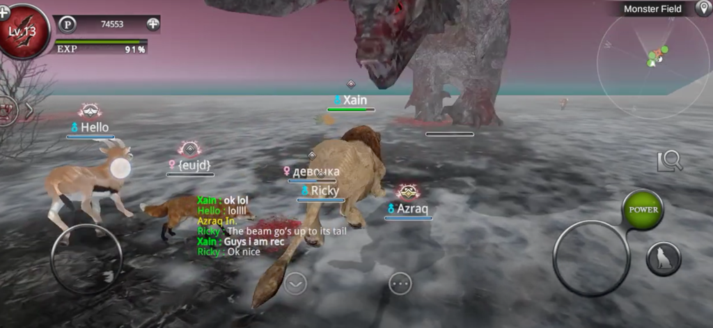 Personagens animais se unindo para lutar contra um monstro gigante na jogabilidade multiplayer de Wild Animals Online