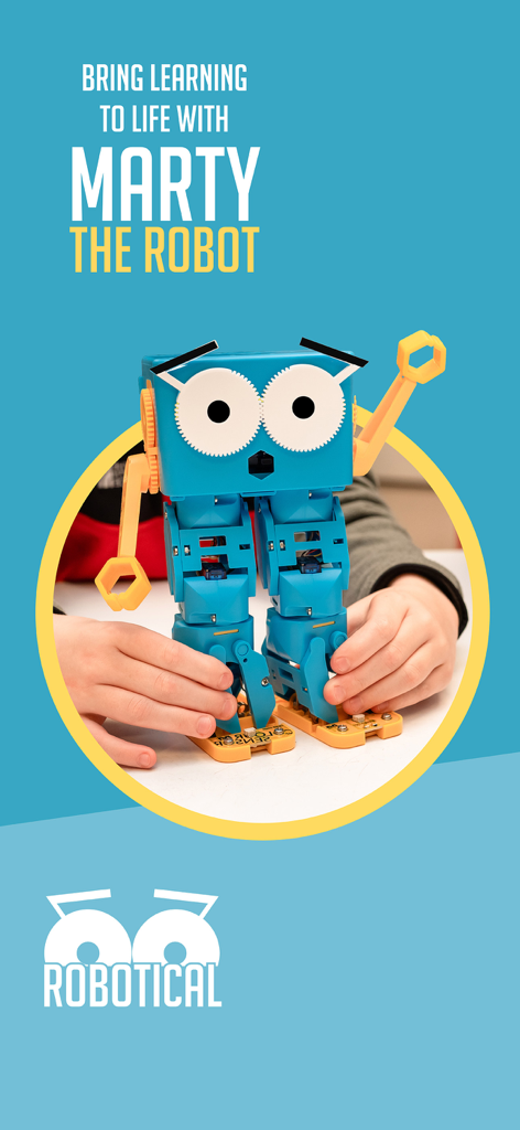 Un niño interactuando con Marty the Robot para el aprendizaje STEM