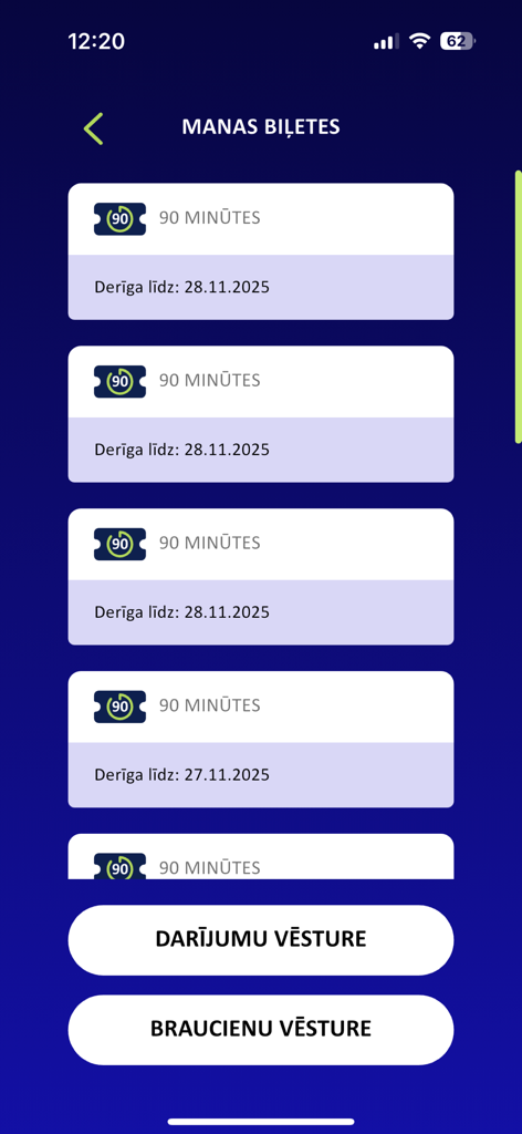 Rīgas satiksmes koda biļete - リガ交通アプリのマイチケット画面には、複数の90分デジタル交通チケットと履歴ボタンが表示されます。