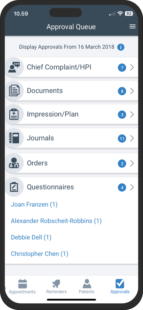 La aplicación móvil ARIA CORE muestra la interfaz de la cola de aprobación para oncólogos con documentos médicos, órdenes y nombres de pacientes