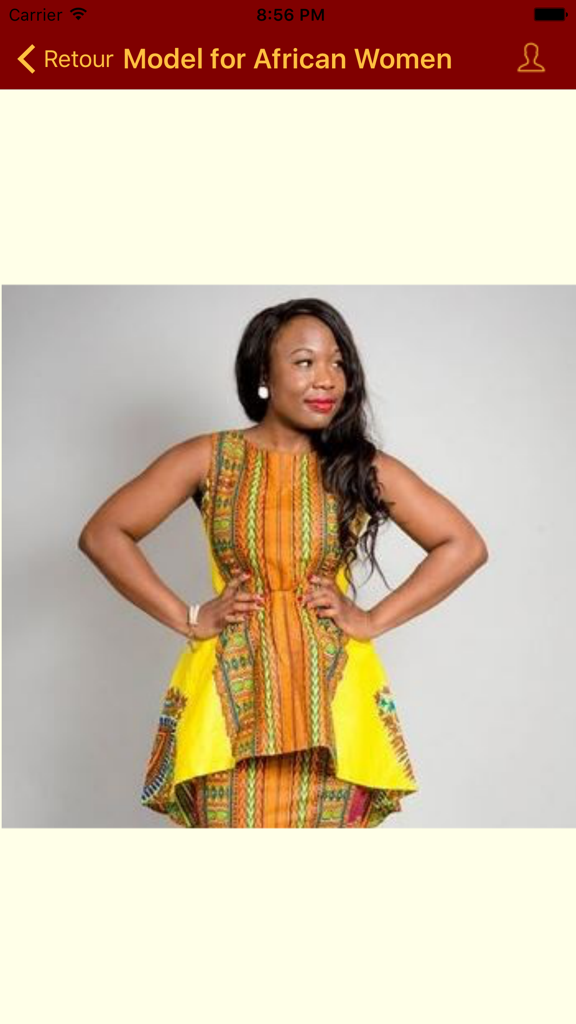 African Fashion & Model Women - 鮮やかな黄色のアフリカンプリントドレスを身にまとった女性モデル