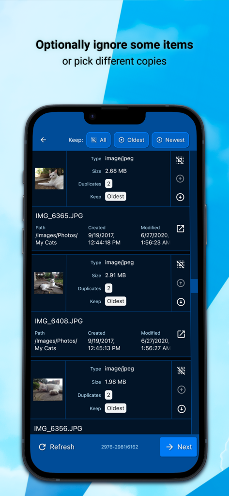 Interface showing duplicate photos with options to select and keep the oldest or newest versions.