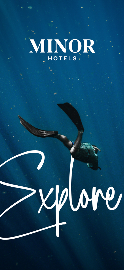 Minor Hotels - マイナーホテルズのロゴと筆記体の「Explore」という文字と共に、深い青色の海でフリーダイビングをする人