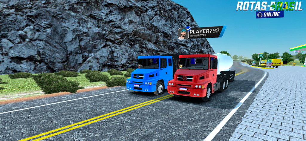 Rotas do Brasil Online - Camiones azul y rojo aparcados uno al lado del otro en una carretera en Rotas do Brasil Online