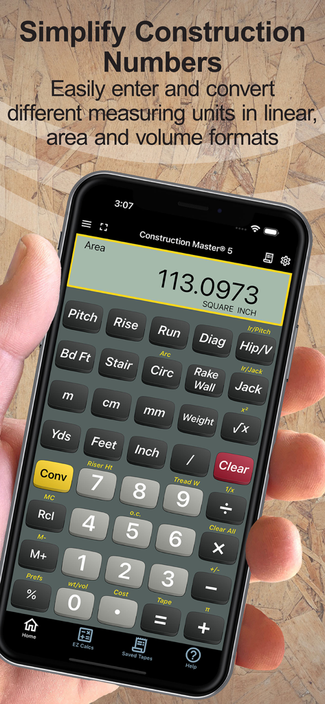 Main tenant un smartphone affichant l'application de calculatrice Construction Master 5 avec des mesures de surface
