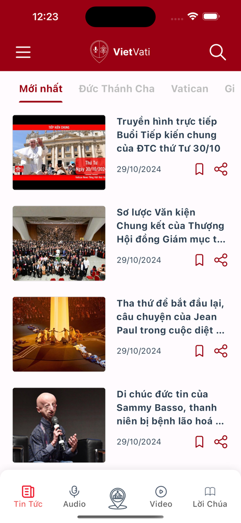 Vietnamese Catholic Church app news feed showing articles about the Pope and Vatican news