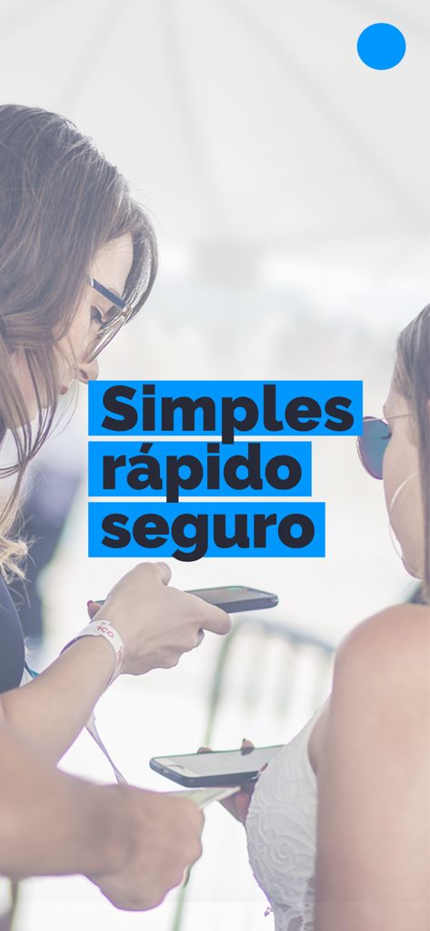 Event staff using Sympla Organizador app for fast and secure mobile check in