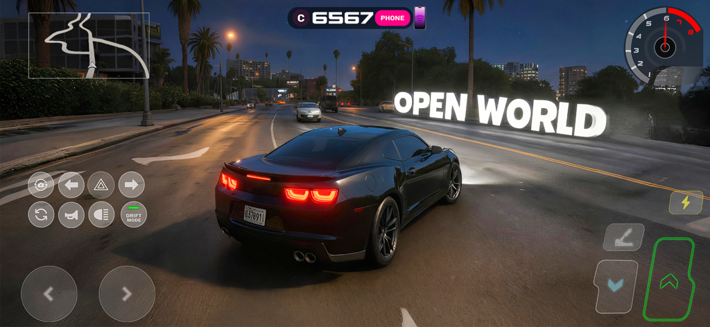 Un coche musculoso negro conduciendo por una calle de la ciudad en modo de mundo abierto por la noche con controles del juego en pantalla