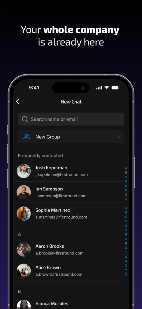 Clamshell Chat - Be Funnier - Clamshell Chat의 모바일 앱 인터페이스로, 검색 가능한 회사 연락처 목록과 "귀사의 모든 직원이 이미 여기에 있습니다"라는 헤드라인이 표시된 새 채팅 화면을 보여줍니다.