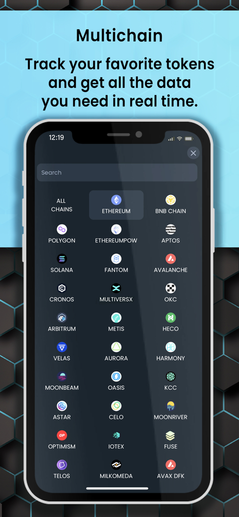이더리움, 솔라나, 폴리곤과 같은 다양한 블록체인 네트워크를 선택하기 위한 DEXTools 앱 화면을 표시하는 스마트폰.