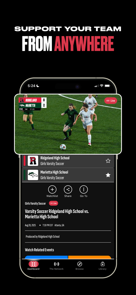 Mobiltelefon zeigt ein Live-Fußballspiel der Mädchen-Highschool-Mannschaft in der NFHS Network-App