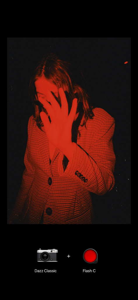 Portrait style vintage avec un effet de filtre de couleur rouge granuleux de Dazz Cam