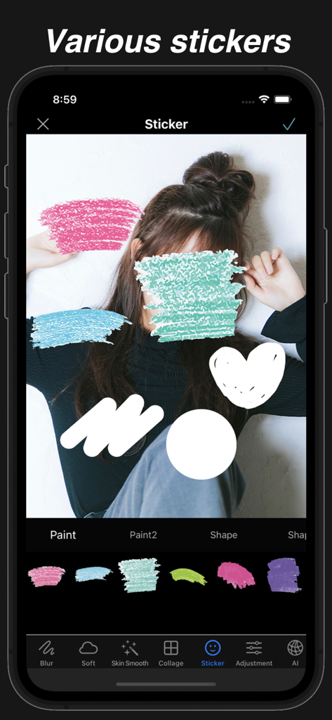 Interface móvel do aplicativo Blur Photo mostrando adesivos coloridos de tinta e formas aplicados sobre uma foto de retrato