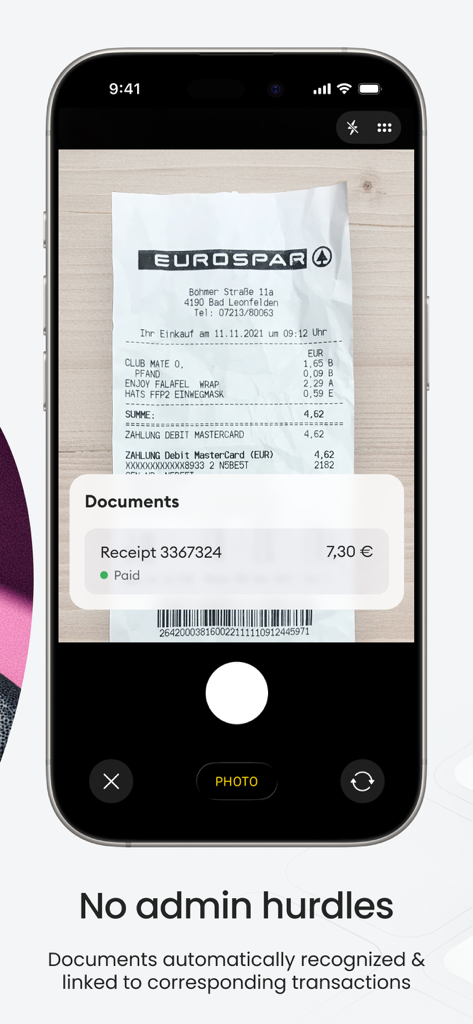 Ein Smartphone scannt einen Papierbeleg mit der Finom-App zur automatischen Erkennung von Ausgaben und zur Verknüpfung mit Transaktionen.