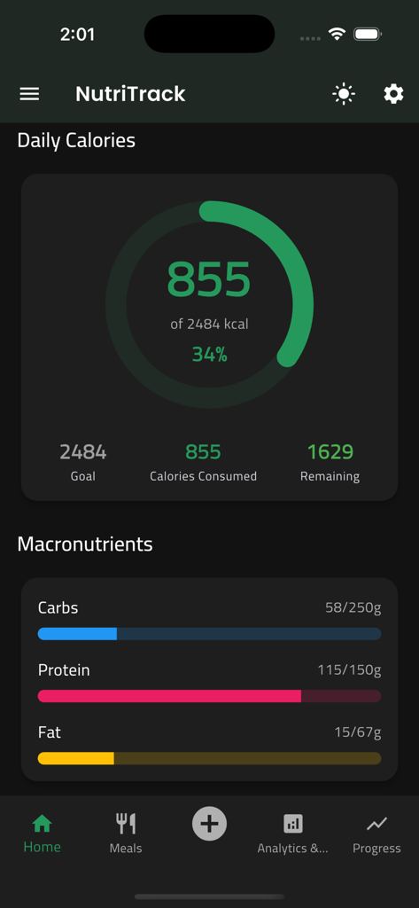Panel de NutriTrack que muestra el progreso diario de calorías y el seguimiento de macronutrientes para carbohidratos, proteínas y grasas.