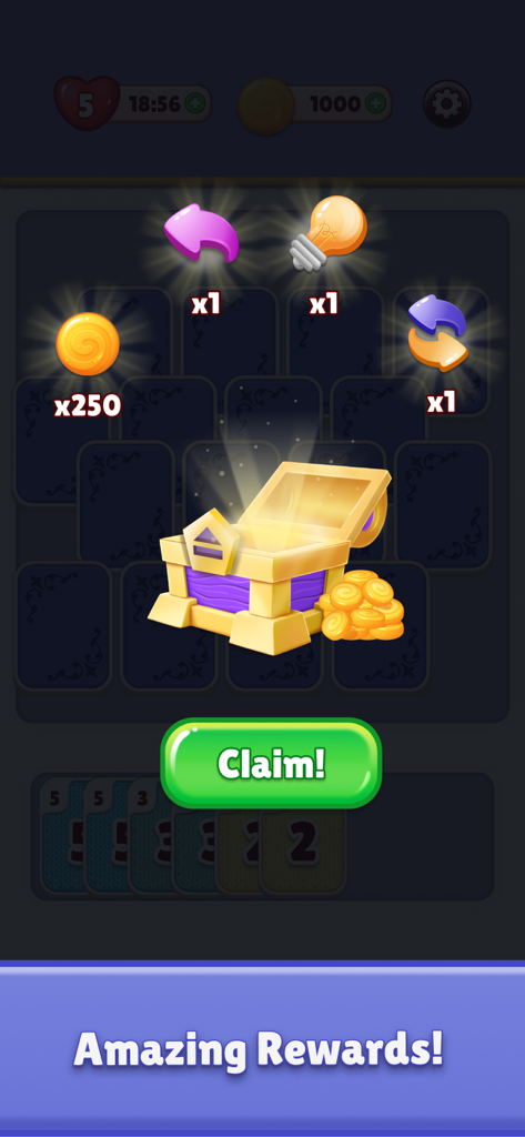 Card Merge Master - Card Merge Master Spielbildschirm, der eine Schatzkiste mit Münzen und Power-Up-Belohnungen zeigt