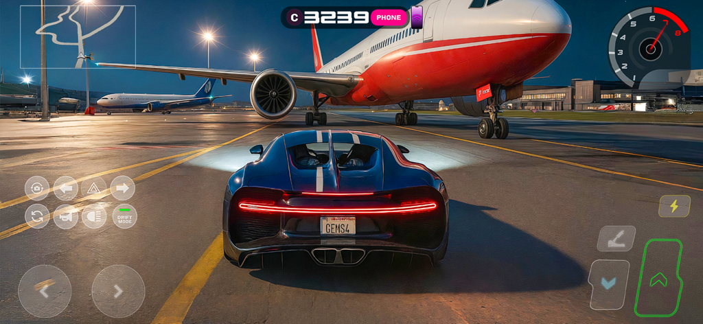 Un coche deportivo azul aparcado detrás de un avión comercial en una pista de aeropuerto por la noche en un juego de simulador de conducción.